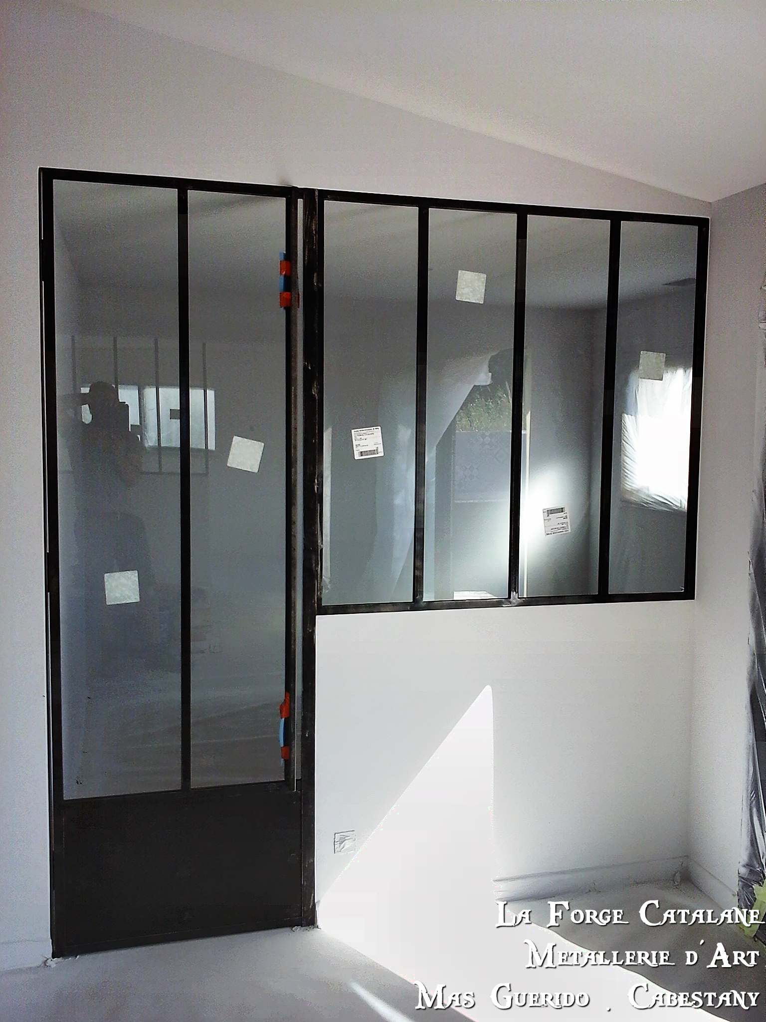 verriere avec ouvrant clair toute hauteur et soubassement fer forge catalane cabestany.jpg